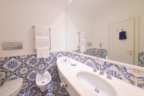 Hotel Casa Celestino Room Type - Deluxe Triple Room with Sea View Hotel Casa Celestino Room Type - Deluxe Triple Room with Sea View