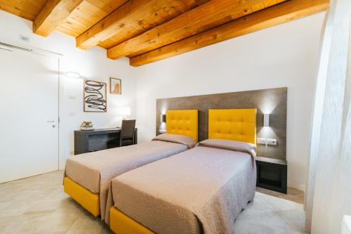 2 twin beds