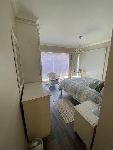 Exterior view, Waters Edge Guest House in Aston Bay