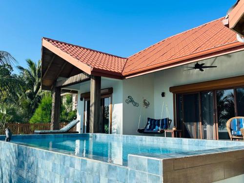Peldbaseins, Maya Beach Hotel in Maya Beach