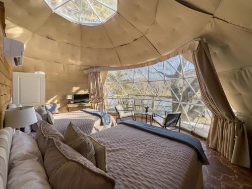 2 queen beds