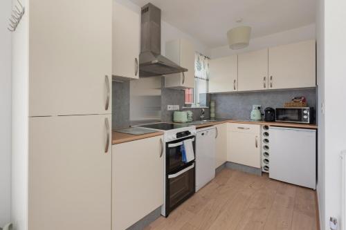 virtuve, Farmhouse Apartment with Paddock & Orchard Views in Woodnesborough