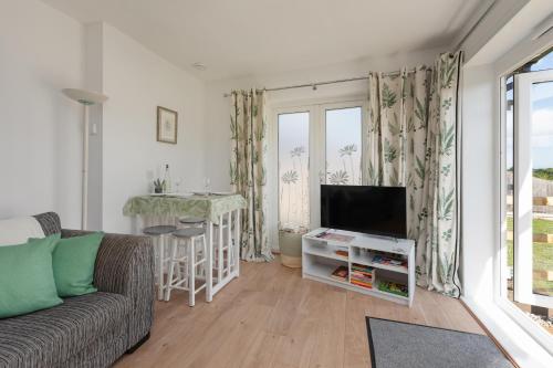 Farmhouse Apartment with Paddock & Orchard Views Farmhouse Apartment with Paddock & Orchard Views