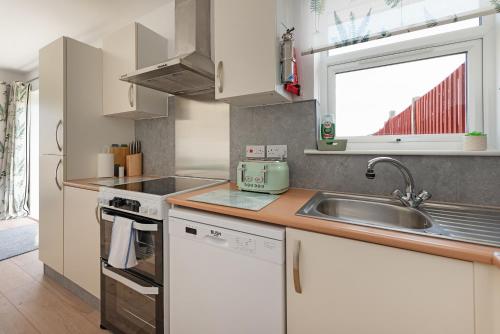 virtuve, Farmhouse Apartment with Paddock & Orchard Views in Woodnesborough