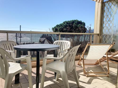 Two-Bedroom Apartment with Balcony and Sea View room in Bord de mer terrasse vue mer 228L