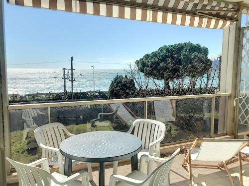 Two-Bedroom Apartment with Balcony and Sea View image 1