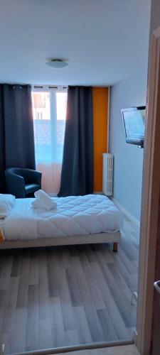 Single Room with Shared Shower and Toilet