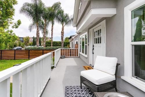 Балкон, Charming Hollywood Bungalow with Private Parking near Hollywood Forever Cemetery