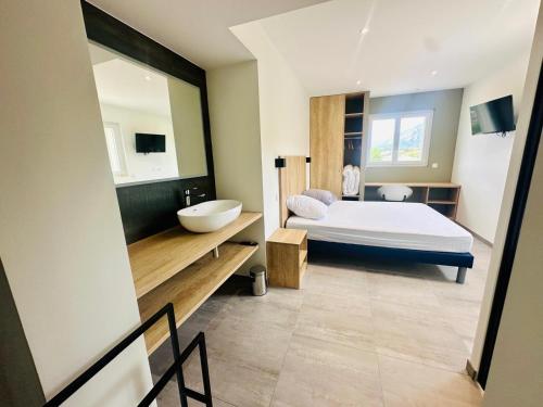 DOMAINE LA TOUPIE Chambres d'hôtes (DOMAINE LA TOUPIE Chambres d'hotes) in Maury