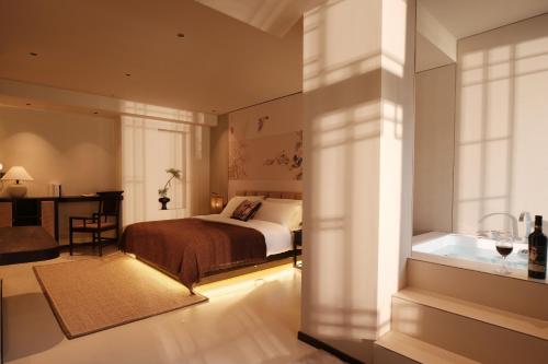 Double Room with Spa Bath room in Lijiang Yunmuwan provides breakfast and afternoon tea offers free airport shuttle service The hotel provides a platform for visiting the ancient city and Yulong snow
