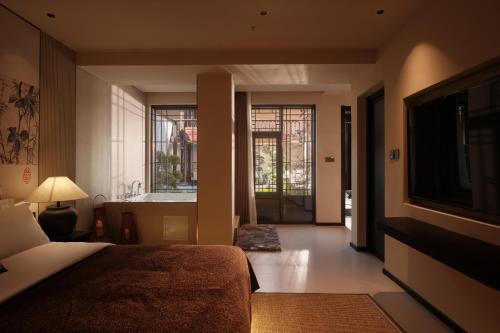 Double Room with Spa Bath image 9
