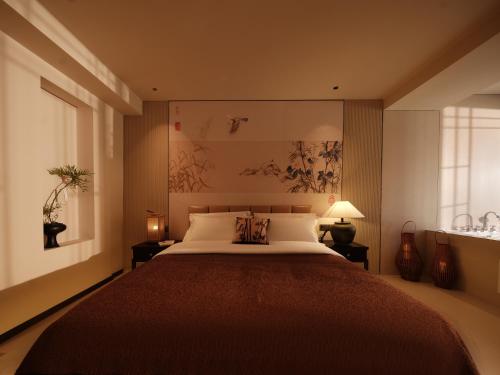 Double Room with Spa Bath image 7