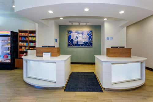 Holiday Inn Express & Suites Oceanfront Daytona Beach Shores an IHG Hotel - image 3