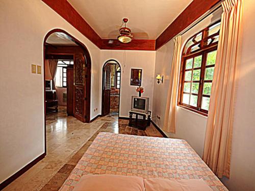 2 king beds, 6 twin beds, 3 sofa beds