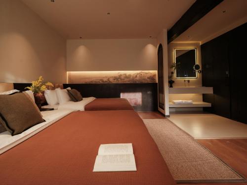 Twin Room with Garden View image 5