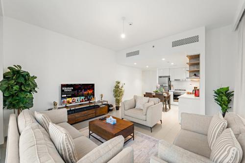 Elegant 2BR Downtown Dubai Walk to Dubai Mall - image 12