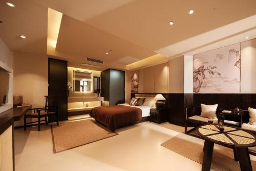 Superior Queen Room room in Lijiang Yunmuwan provides breakfast and afternoon tea offers free airport shuttle service The hotel provides a platform for visiting the ancient city and Yulong snow