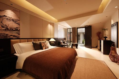 Superior Queen Room image 9
