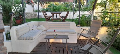 LEMONELIA, one big,4-5 people and one small apartment ,2-3 people in Paralia (Fanari)