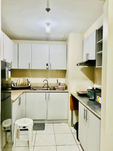 Konyha, 50 négyzetméteres, 2 hálószobás Apartman 1 fürdőszobával New Manila területén (Two Bedroom Condo Unit) in San Juan