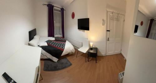 Beautiful private Double Room in a shared 3-bedroom apartment minutes walk from Bethnal Green, Londýn