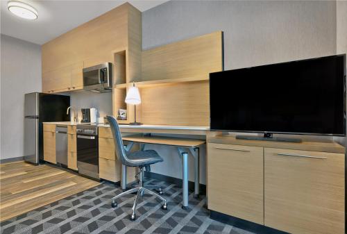 One-Bedroom King Suite with Sofa Bed - Hearing Accessible