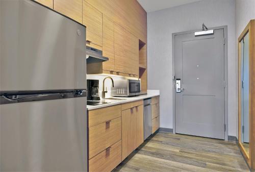 Queen Studio with Adapted Tub - Mobility Accessible
