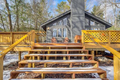 Family Pocono Pines Cottage with Deck and Creek Access in Pocono Pines, USA