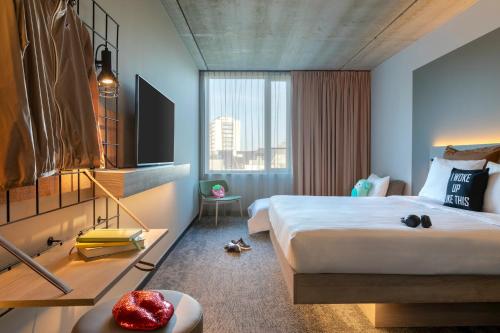 1 queen bed, 1 sofa bed