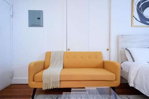 24-17 Renovated Studio Prime Location WD, New York (photo 6)