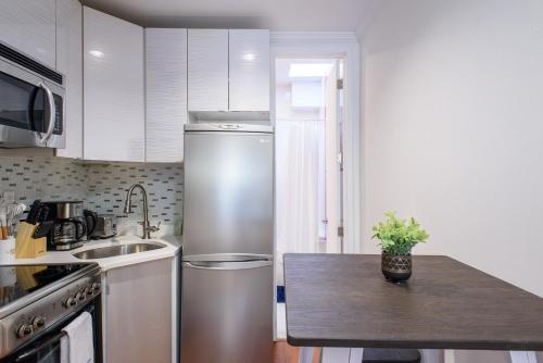 24-17 Renovated Studio Prime Location WD, New York (photo 7)