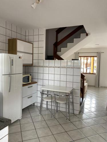 Condomínio Encantador com Piscina ao Lado da Praia