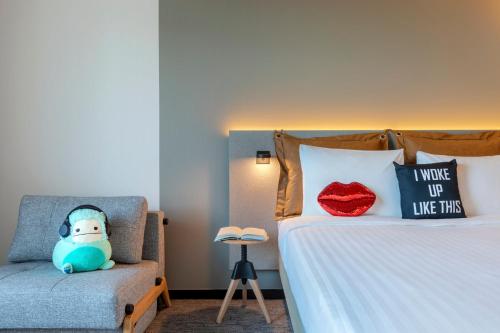 Moxy Family Room image 10