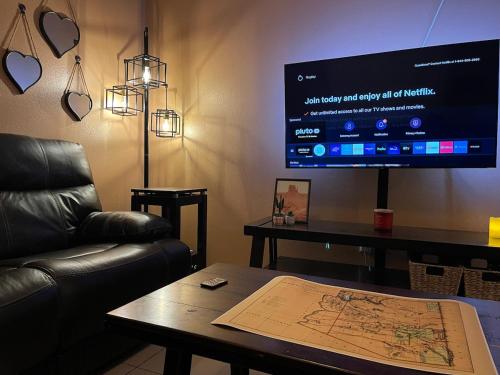 Sunny & Cozy Desert Oasis Central Location Pkg