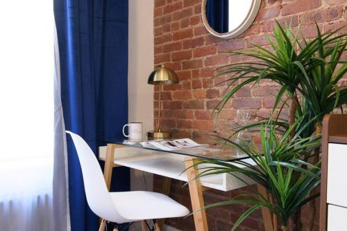 240-14 NEW Studio Prime Location W&D in unit, New York (photo 3)