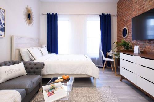 240-14 NEW Studio Prime Location W&D in unit, New York (photo 7)