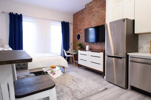 240-14 NEW Studio Prime Location W&D in unit, New York (photo 8)
