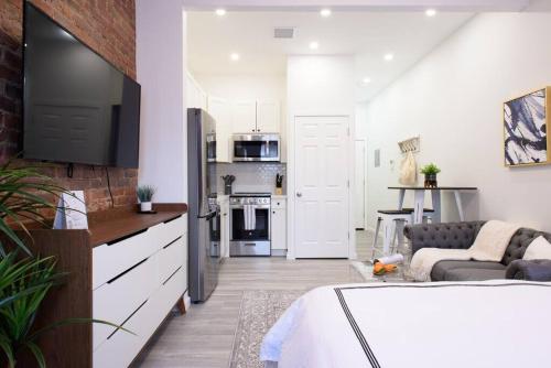 240-14 NEW Studio Prime Location W&D in unit, New York (photo 9)