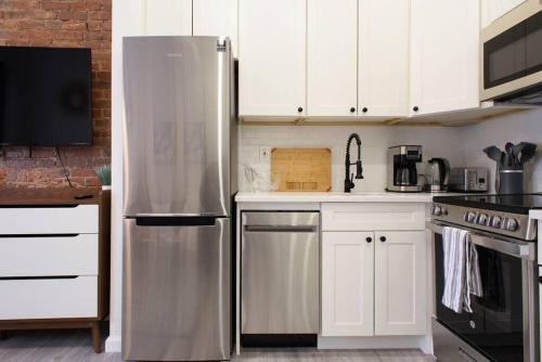 240-14 NEW Studio Prime Location W&D in unit, New York (photo 10)