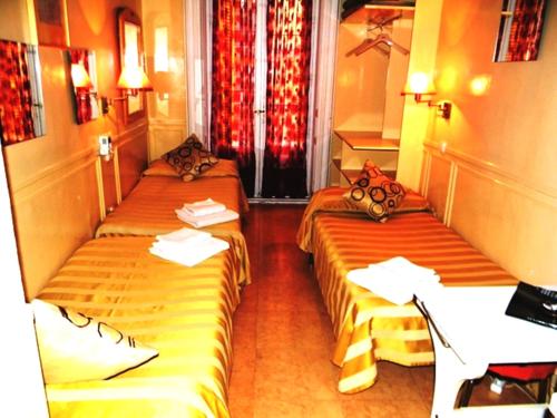 Triple Room with Balcony image 8