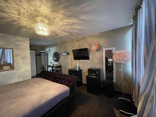 The Village Inn Hotel - image 2
