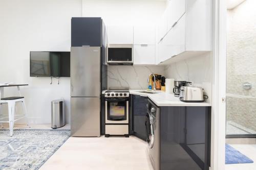 317-4A New Modern 1BR W&D Walk to Central Park, New York (photo 4)