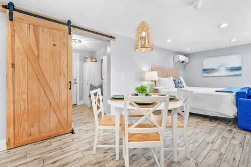 Coral Cottage Stylish Studio Suite on Canal Walkable to Beach Private Parking - image 3