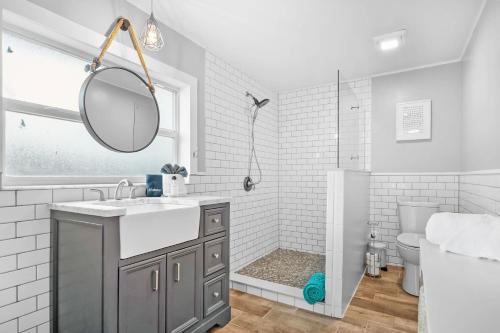 Coral Cottage Stylish Studio Suite on Canal Walkable to Beach Private Parking - image 7