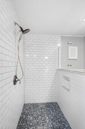 Coral Cottage Stylish Studio Suite on Canal Walkable to Beach Private Parking - image 10