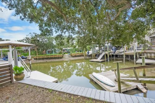Coral Cottage Stylish Studio Suite on Canal Walkable to Beach Private Parking - image 12
