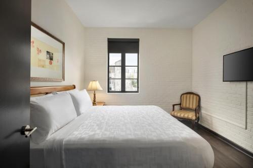One-Bedroom Suite image 3