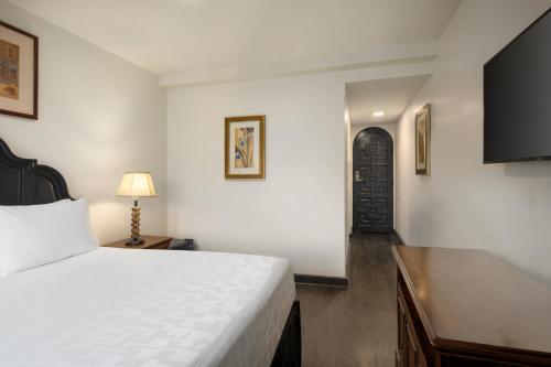 Queen Room image 2