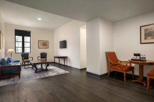 One-Bedroom Suite image 1