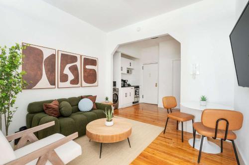 444-1A Beautiful 1BR Midtown West, New York (photo 3)